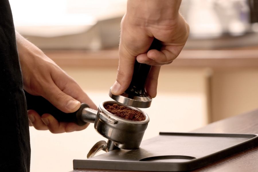 Tamperstation mit Tamper und Dosierring auf Barista-Arbeitsplatz