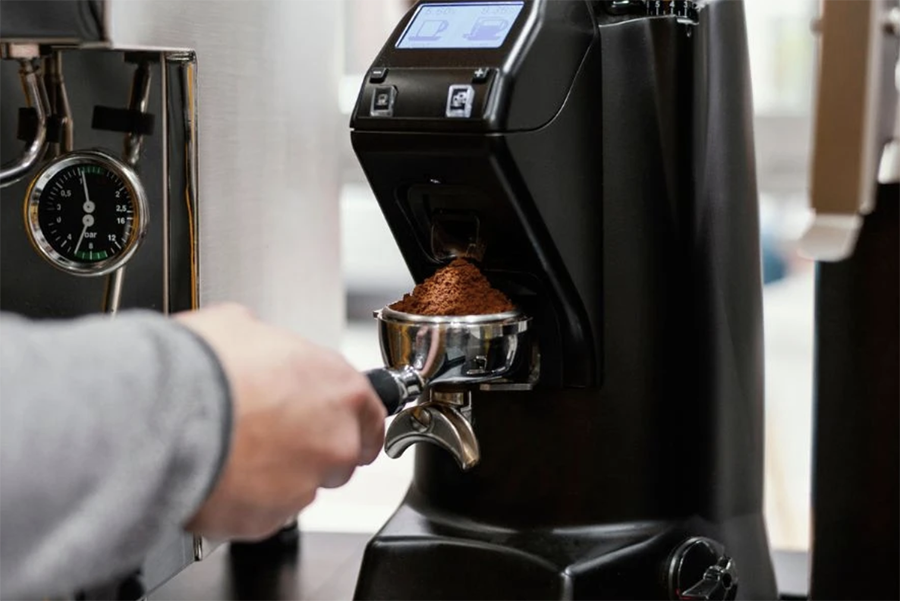 Macinacaffè professionale con macine coniche in acciaio per espresso